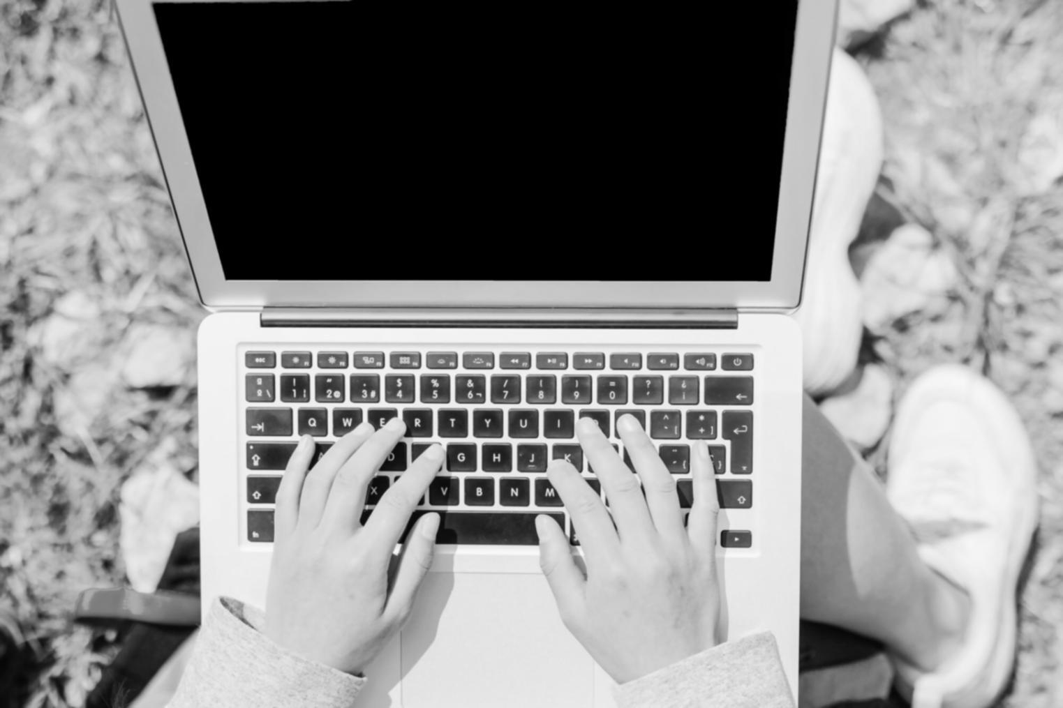 Фрагмент семінару: учасники аналізують приклади доступного коду на екрані